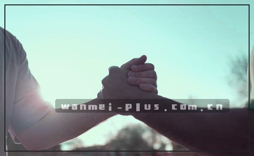 堆积如山的旧文件夹旁，闪着归档完成的绿灯。